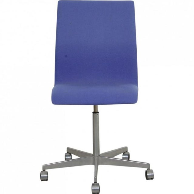 Oxford Office Chair in Blue Fabric by Arne Jacobsen For Sale - Image 10 of 10