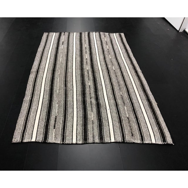 1960s Vintage Aztec Handmade Turkish Anatolian Gray Natural Boho Kilim Rug- 5′6″ × 8′4″ For Sale - Image 11 of 11