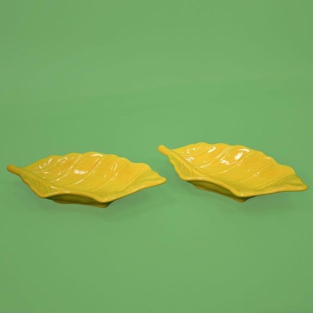 Mid-Century Modern Pair of Leaf Ceramic Yellow Plates For Sale - Image 3 of 4