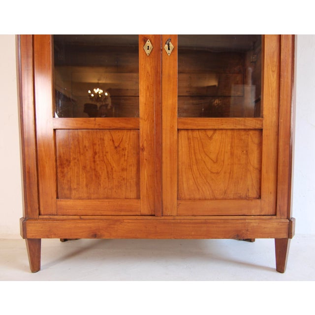 19th Century Biedermeier Display Cabinet in Cherrywood For Sale - Image 12 of 18