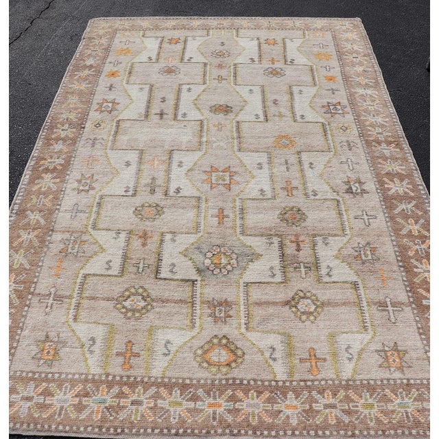 Geometric All-Over Design Gallery Turkish Oushak Rug in Soft Ivory and Taupe For Sale - Image 10 of 13