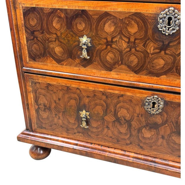 Antique William & Mary Oyster Veneered Chest of Drawers, 1690 For Sale - Image 13 of 15