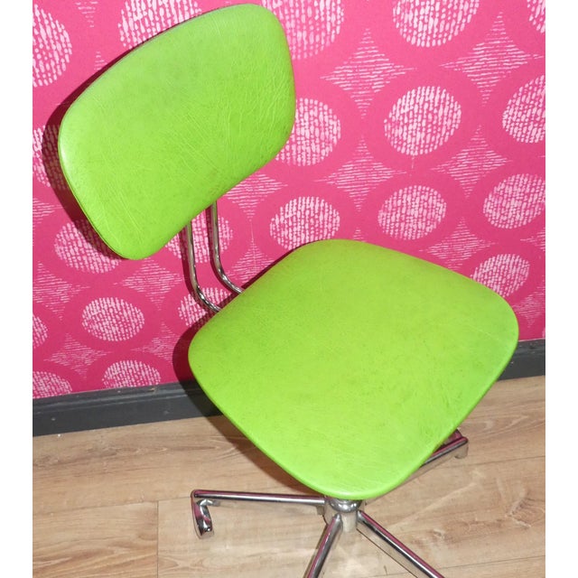 timeless design classic for the office in BIG COLOR 60s 70s The elegant five-armed chrome-plated metal frame has wheels....