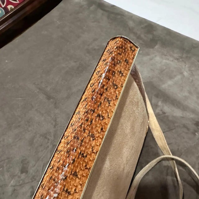 This striking vintage shoulder bag is a superb example of Italian craftsmanship from the 1980s. The sophisticated two-tone...