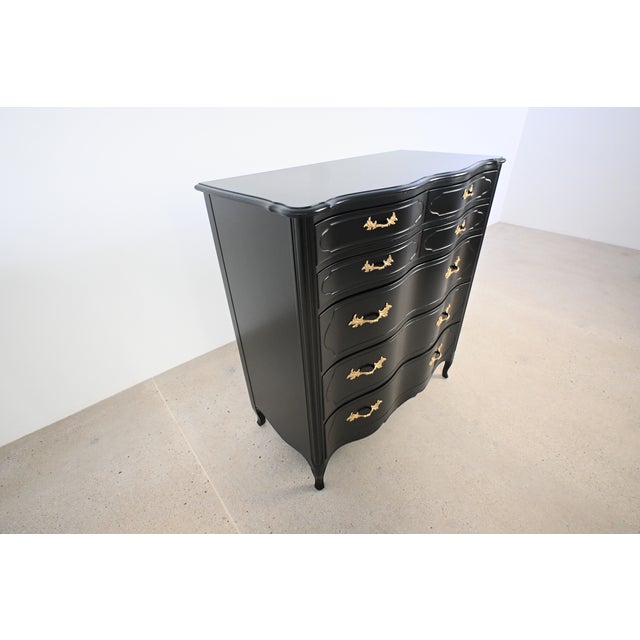 French Provincial Black Lacquered French Provincial Chest of Drawers With Gilt Pulls by Tomlinson | Newly Refinished For Sale - Image 3 of 18