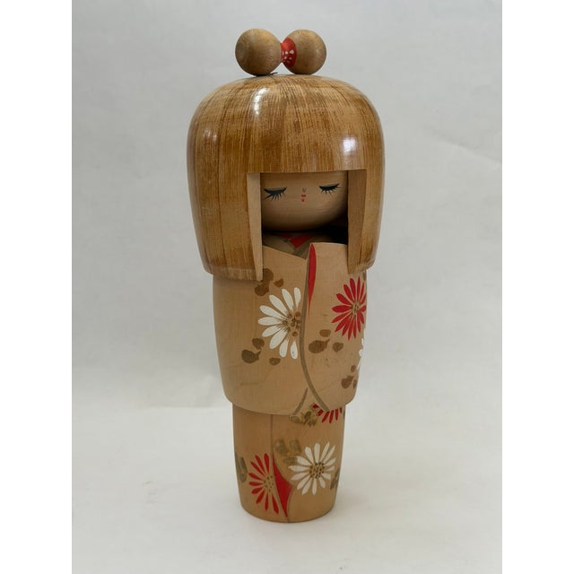 This is a vintage Sokaku Creative Kokeshi doll with large bobo hair style with a small double top knot on her head. Her...