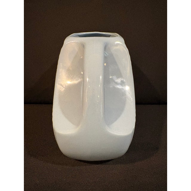 Late Twentieth Century Fiesta Large Disc Pitcher From Homer Laughlin in the Retired Periwinkle Color For Sale - Image 4 of 6