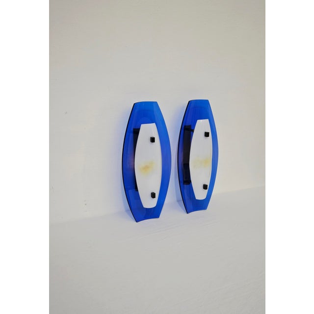 Metal Mid-Century Modern Blue and White Acrylic Glass Wall Lamps, Italy, 1970s, Set of 2 For Sale - Image 7 of 18