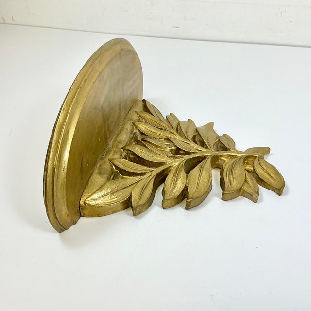 Wood 1970s Vintage Hollywood Regency Boho Chic Americana Syroco Wood Gilded Wall Bracket Shelf For Sale - Image 7 of 18