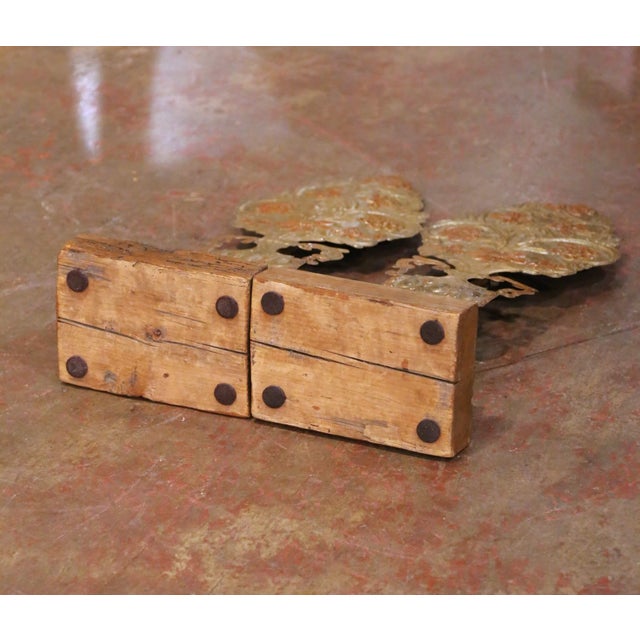 Pair of 19th Century Italian Giltwood Urn Carvings With Floral Motifs For Sale - Image 10 of 10