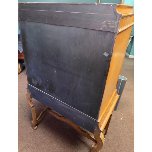 Mid 20th Century Italian Rococo Revival Carved Cabinet-on-Stand With Antiqued Gilt and Polychrome Decoration, Mid-20th Century For Sale - Image 5 of 18