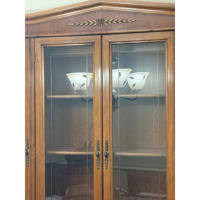 French Provincial Vintage Thomasville Breakfront China Cabinet Hutch – Solid Cherry – 1986 For Sale - Image 3 of 7