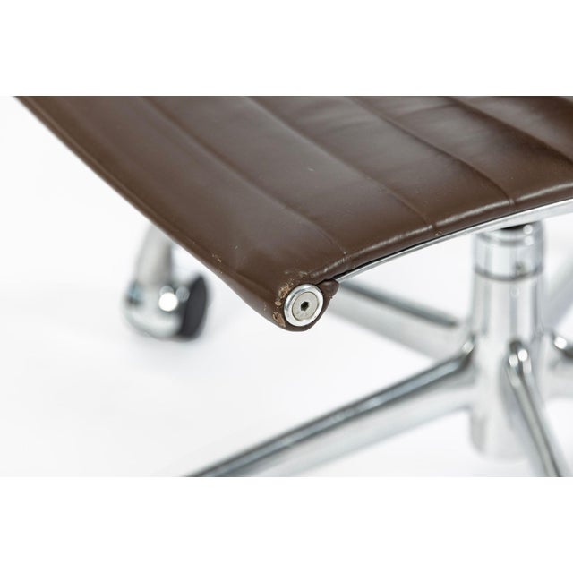 Set of 4 Eames Thin Pad Office Chairs for Herman Miller, Brown Leather Aluminum Group For Sale - Image 15 of 16