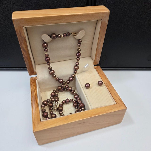 This elegant vintage set tells a story of timeless sophistication. Chocolate brown freshwater pearls and 14K gold accents...