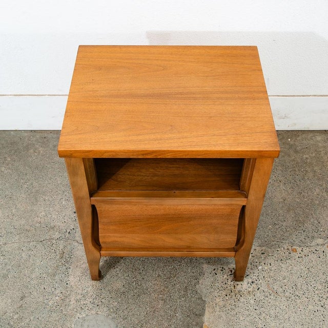 Wood Mid Century Modern Nightstand End Side Table Walnut Single Drawer Vintage MCM For Sale - Image 7 of 8