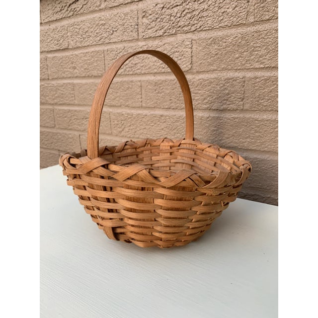 French Country Early 20th Century American Splint Oak Gathering Basket For Sale - Image 3 of 10