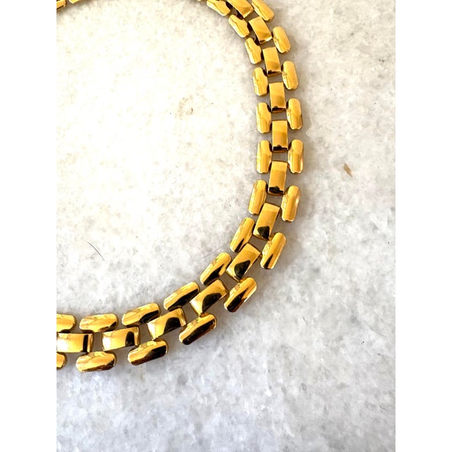 Contemporary Vintage Trifari Gold Tone Necklace. For Sale - Image 3 of 4