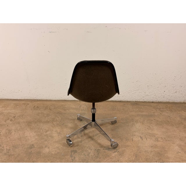 Mid-Century Modern PSCC Fiberglass Side Chair by Charles & Ray Eames for Vitra / Herman Miller, 1970s For Sale - Image 3 of 10