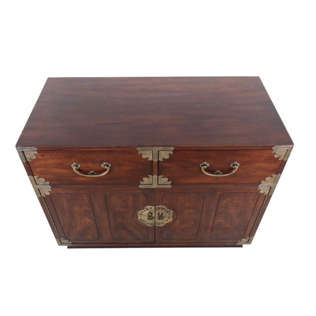 Vintage 1970s Henredon Chinoiserie Campaign Bachelor's Chest / Cabinet with Brass Hardware A striking vintage Henredon...