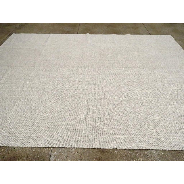 Galerie Shabab Collection Mid-20th Century Handmade Turkish Flat-Weave Kilim Room Size Carpet For Sale In New York - Image 6 of 10