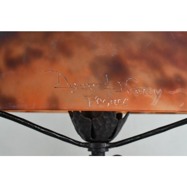 Metal 1920s French Art Deco Daum Table Lamp - Burned Orange Mottled Glass & Wrought Iron For Sale - Image 7 of 11