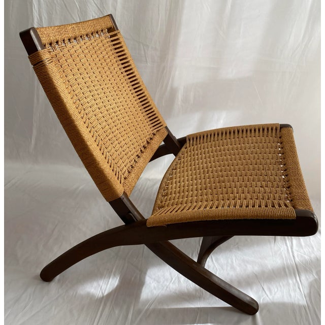 Mid-Century Modern Pair of Hans Wegner Style Mid Century Folding Lounge Chairs, Teak Accent Chairs For Sale - Image 3 of 9