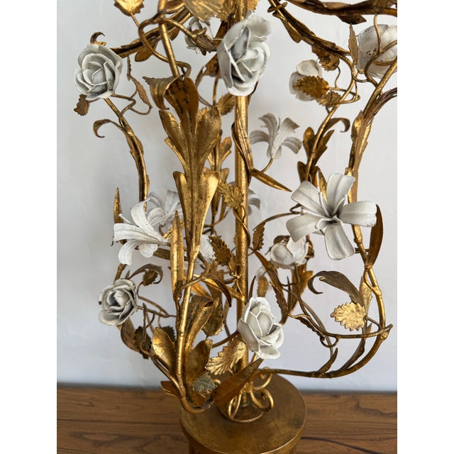 1960s Vintage Gilt Metal Floral Lantern Table Lamp – Hollywood Regency French Style For Sale - Image 5 of 11