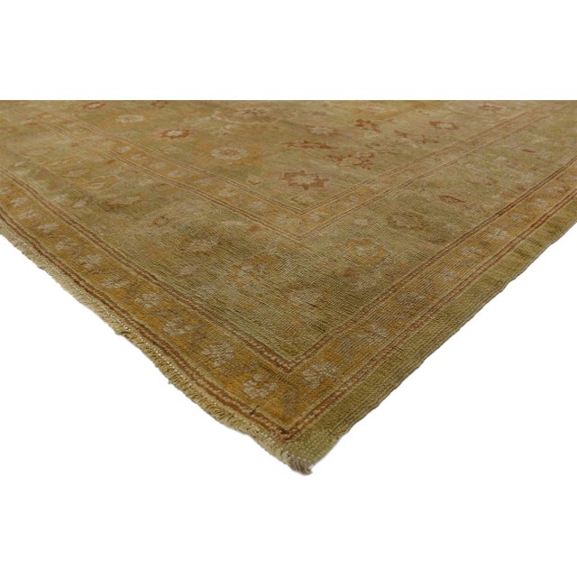 73138 Late 19th-Century Antique Turkish Oushak Rug with English Cottage Style 08'07 x 12'09. Balancing a timeless design...