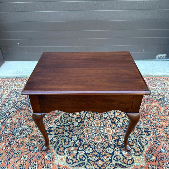 1990s Vintage Thomasville Collectors Cherry Queen Anne 1 Drawer Side Table For Sale - Image 5 of 15
