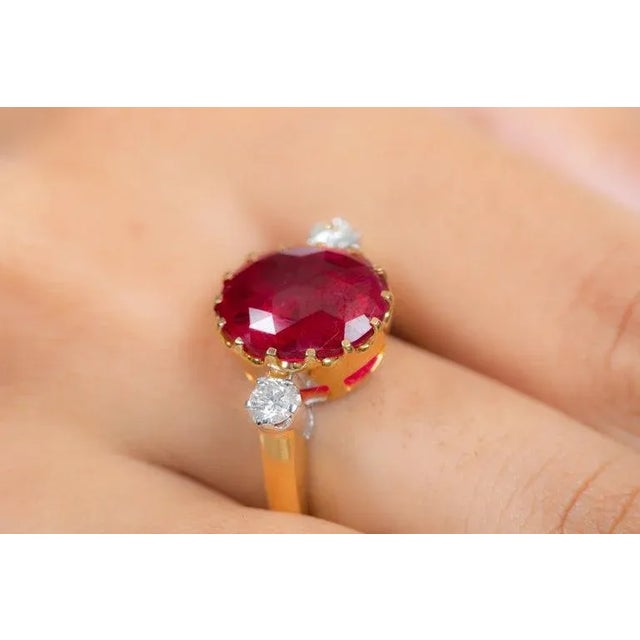 Art Deco 2.92 Carat Red Ruby and Diamond Cocktail Ring in 18k Yellow Gold Size 7 For Sale - Image 3 of 11