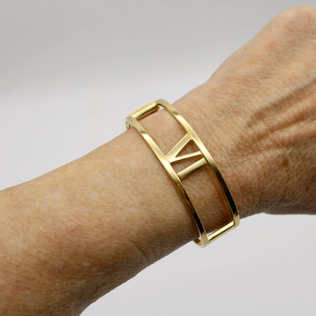 This 18k gold Tiffany & Co. bracelet is a classic Tiffany design from the Atlas collection. Inspired by the Atlas clock...