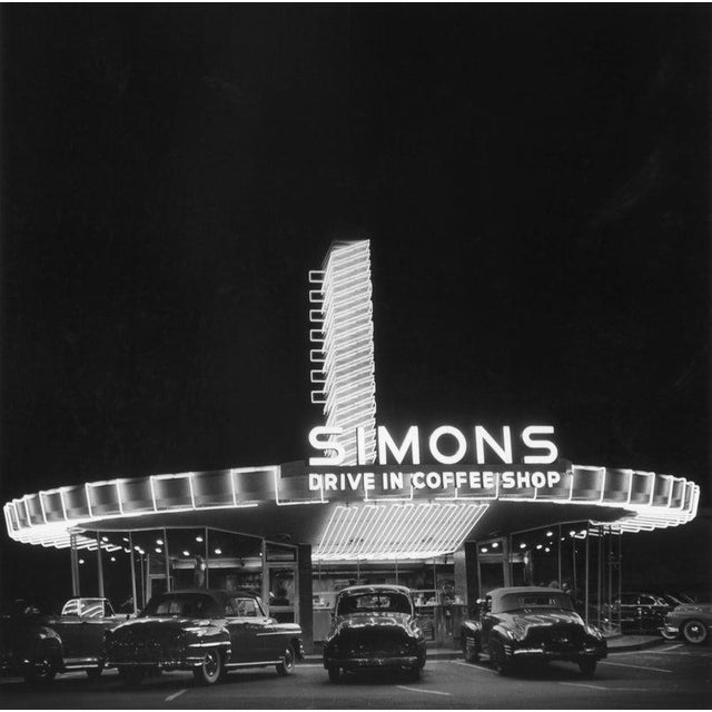 Simon's Drive-In Restaurant LOS ANGELES - 1951: Cars park at Simon's Drive-In Restaurant in 1951 in Los Angeles,...