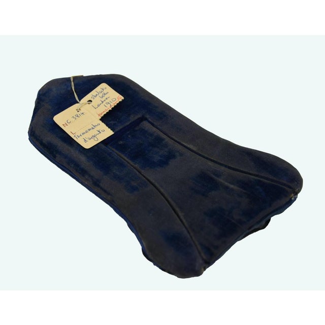 This vintage silver thermometer is a precious decorative object realized in the 1910s. Silver frame with weather...