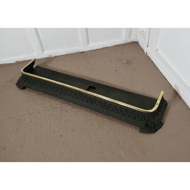 Arts & Crafts Victorian Heavy Brass and Iron Fender, 1880s For Sale - Image 4 of 5