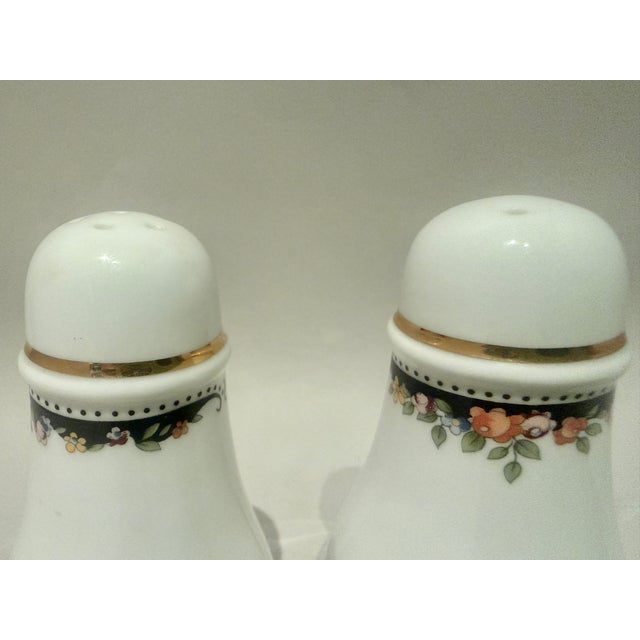 English 1950s Wedgwood Osborne Salt & Pepper Shakers Mint - a Pair For Sale - Image 3 of 6