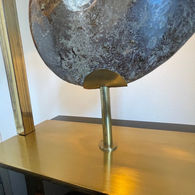 Vintage Hollywood Regency Ammonite Lamp in Gilded Brass and Black Lacquered Wood from Maison Jansen, 1970 For Sale - Image 6 of 18