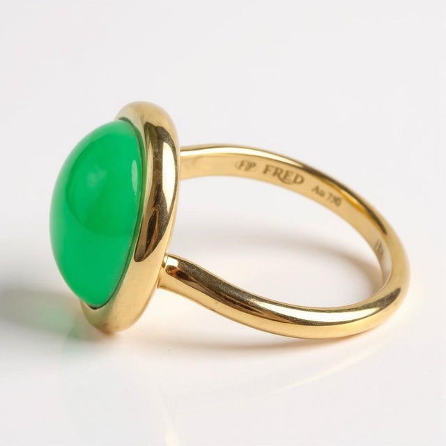 Modern Fred Paris 18k Yellow Gold Chrysoprase Vintage Ring, Size 6 For Sale - Image 3 of 12