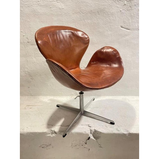 First Edition Swan Chair in Patinated Leather by Arne Jacobsen, 1950s For Sale - Image 6 of 18