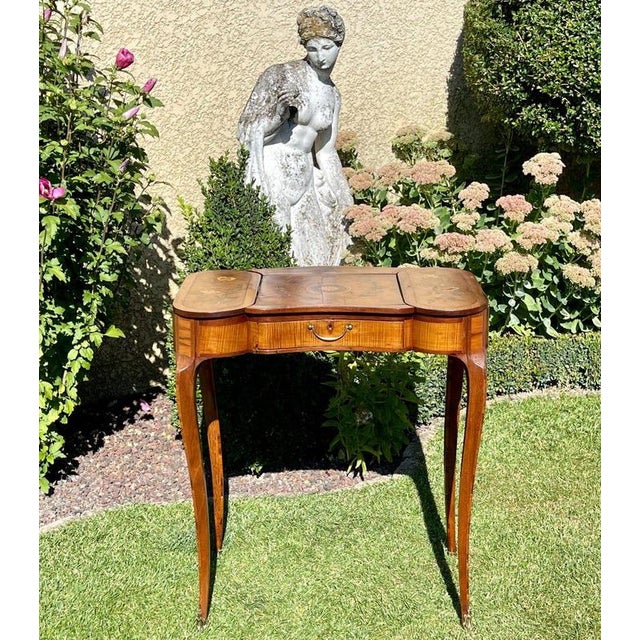 Period: 18th century Style: Louis 15th - Transition Condition: Good condition Material: Marquetry Width: 63,5cmHeight:...