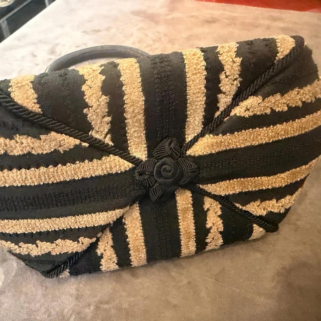 A 1950s Roberta Di Camerino Style Brown and Beige Velvet Italian Top Handle Bag For Sale - Image 10 of 14