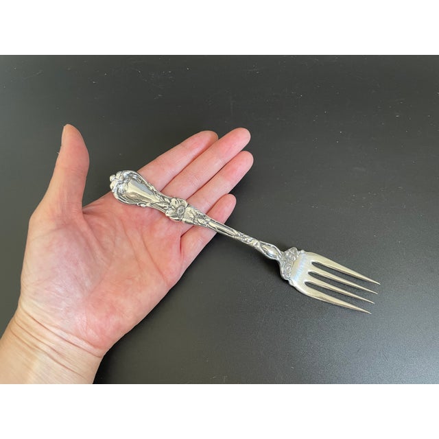 Silver Antique Art Nouveau 1835 R. Wallace A1 Floral 1902 Silverplate Cold Meat Serving Fork For Sale - Image 8 of 9