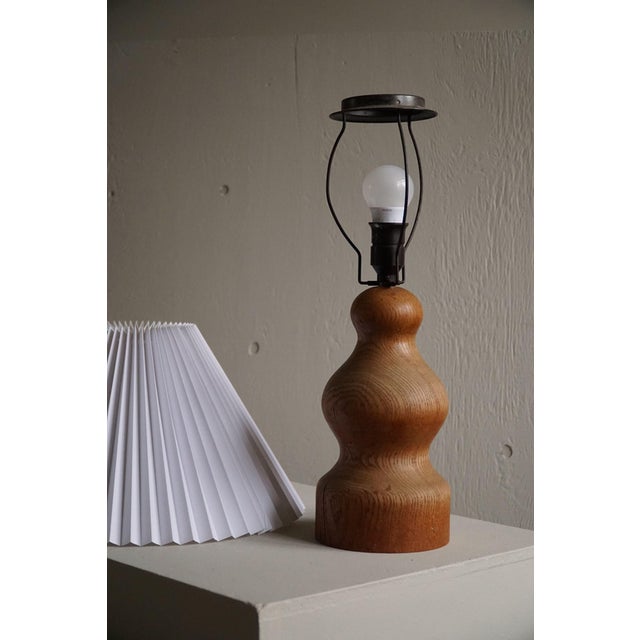 Brown 1960s Scandinavian Mid Century Modern Sculptural Organic Wooden Oak Table Lamp For Sale - Image 8 of 9