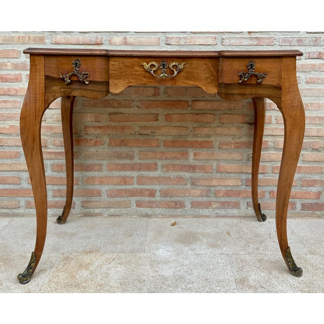 French 1930s French Louis XV Style Walnut Writing Table With Three Drawers For Sale - Image 3 of 10