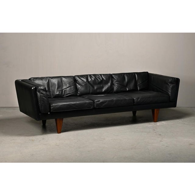 Mid-Century Modern Model V11 3-Seater Sofa in Black Leather by Illum Wikkelsø, Denmark, 1960s For Sale - Image 3 of 18