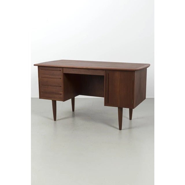 This beautiful desk from the danish company h.p. Hansen is made of teak veneer and has wonderful shaped top. The desk has...