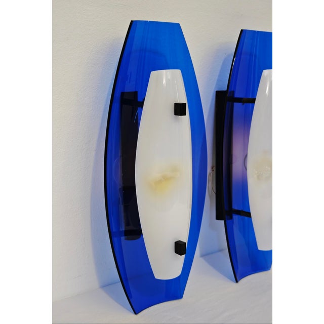 Mid-Century Modern Blue and White Acrylic Glass Wall Lamps, Italy, 1970s, Set of 2 For Sale - Image 9 of 18