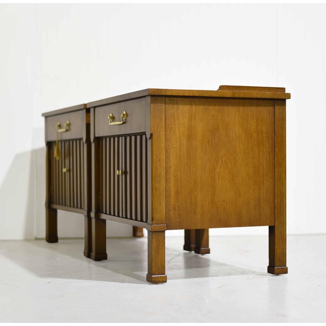 Mid Century Transitional Nightstands by Henredon - A Pair For Sale In Chicago - Image 6 of 15