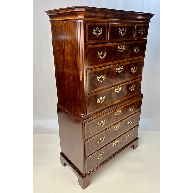 English Late 20th Century Henredon Aston Court Banded Mahogany and Burlwood Chest on Chest For Sale - Image 3 of 17