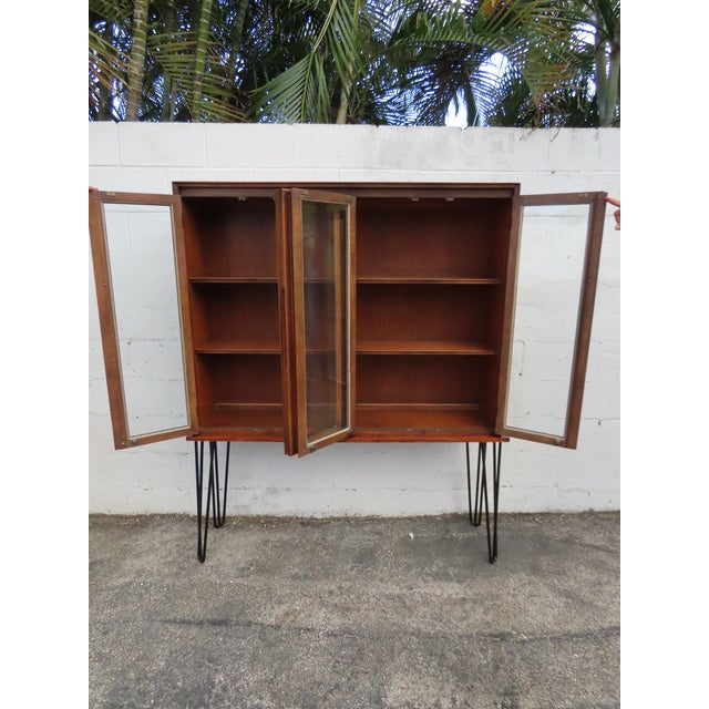 Mid 20th Century Mid Century Modern Display China Cabinet With Hairpin Legs 6240 For Sale - Image 5 of 14