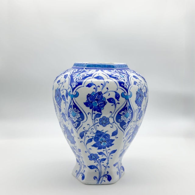 Handmade Ceramic Faceted Ginger Jar (30cm) – Classic Blue & White Lotus Pattern – Large Lidded Decor For Sale - Image 6 of 9